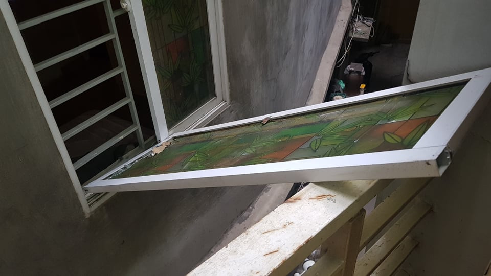 Do vụ nổ khá lớn nên cửa sổ cũng bị bật tung ra ngoài.