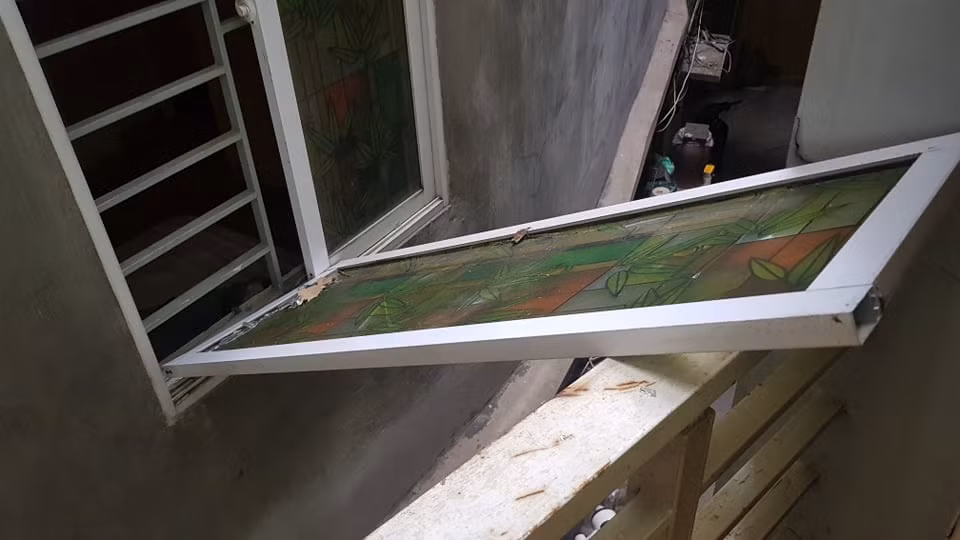 Do vụ nổ khá lớn nên cửa sổ cũng bị bật tung ra ngoài.