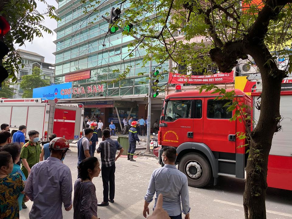 Vẫn chưa hết bàng hoàng khi là người chứng kiến từ đầu, anh Vũ Văn Huấn, bảo vệ ngân hàng Công Thương số 34 Cửa Nam cho biết, lúc đó tôi đang ở dưới hầm để xe, sau khi nghe tiếng nổ lớn tôi chạy lên thì thấy một người đang nằm giữa đống đồ đạc bị vỡ, tôi chỉ kịp kéo người đó ra ngoài rồi hô lớn để mọi người cùng vào giúp. 