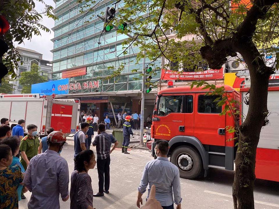 Vẫn chưa hết bàng hoàng khi là người chứng kiến từ đầu, anh Vũ Văn Huấn, bảo vệ ngân hàng Công Thương số 34 Cửa Nam cho biết, lúc đó tôi đang ở dưới hầm để xe, sau khi nghe tiếng nổ lớn tôi chạy lên thì thấy một người đang nằm giữa đống đồ đạc bị vỡ, tôi chỉ kịp kéo người đó ra ngoài rồi hô lớn để mọi người cùng vào giúp. 