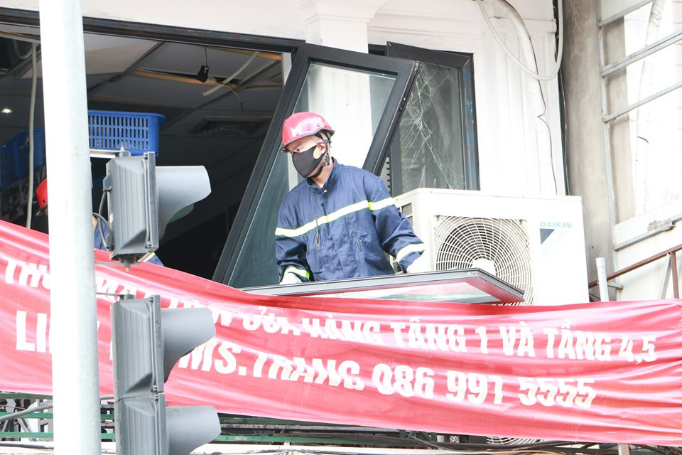 Hiện nguyên nhân vụ nổ bình ga nứt nhà 5 tầng ở Hà Nội khiến 3 người bị thương đang được cơ quan chức năng điều tra, làm rõ. Xem thêm video: Nổ bình gas quán lẩu, hai mẹ con tử vong. Nguồn: VTC 14.