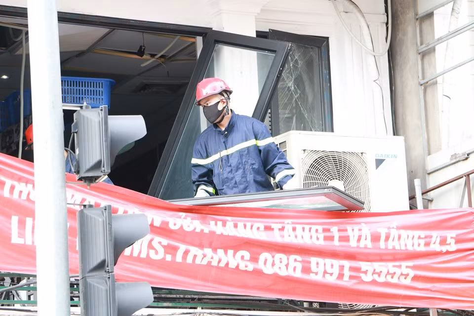 Hiện nguyên nhân vụ nổ bình ga nứt nhà 5 tầng ở Hà Nội khiến 3 người bị thương đang được cơ quan chức năng điều tra, làm rõ. Xem thêm video: Nổ bình gas quán lẩu, hai mẹ con tử vong. Nguồn: VTC 14.