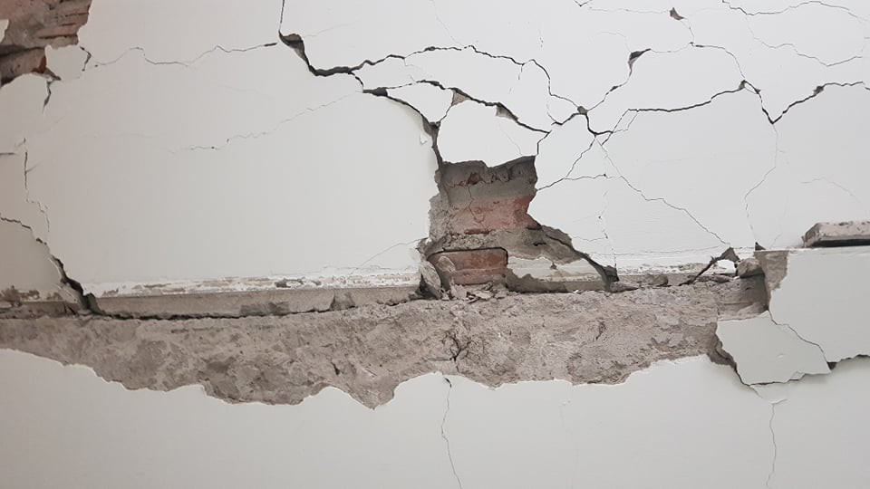 Tường cũng bị nứt.