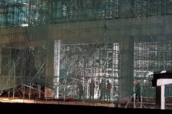 Được biết, Trung tâm Văn hóa xứ Đông có tổng mức đầu tư trên 648 tỉ đồng từ nguồn ngân sách nhà nước. Liên danh nhà thầu xây dựng công trình gồm các Công ty CP Bạch Đằng 5, Đầu tư và Thương mại quốc tế Huy Hoàng, Xây dựng Bạch Đằng 201. Xem thêm video: Sập công trình ở Đồng Nai: Nước mắt người ở lại. Nguồn: VTC 1.