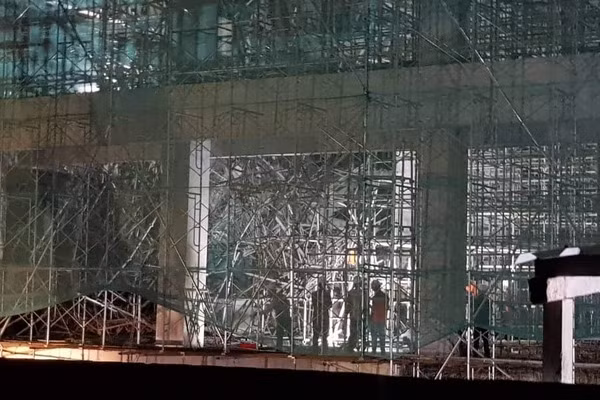 Được biết, Trung tâm Văn hóa xứ Đông có tổng mức đầu tư trên 648 tỉ đồng từ nguồn ngân sách nhà nước. Liên danh nhà thầu xây dựng công trình gồm các Công ty CP Bạch Đằng 5, Đầu tư và Thương mại quốc tế Huy Hoàng, Xây dựng Bạch Đằng 201. Xem thêm video: Sập công trình ở Đồng Nai: Nước mắt người ở lại. Nguồn: VTC 1.