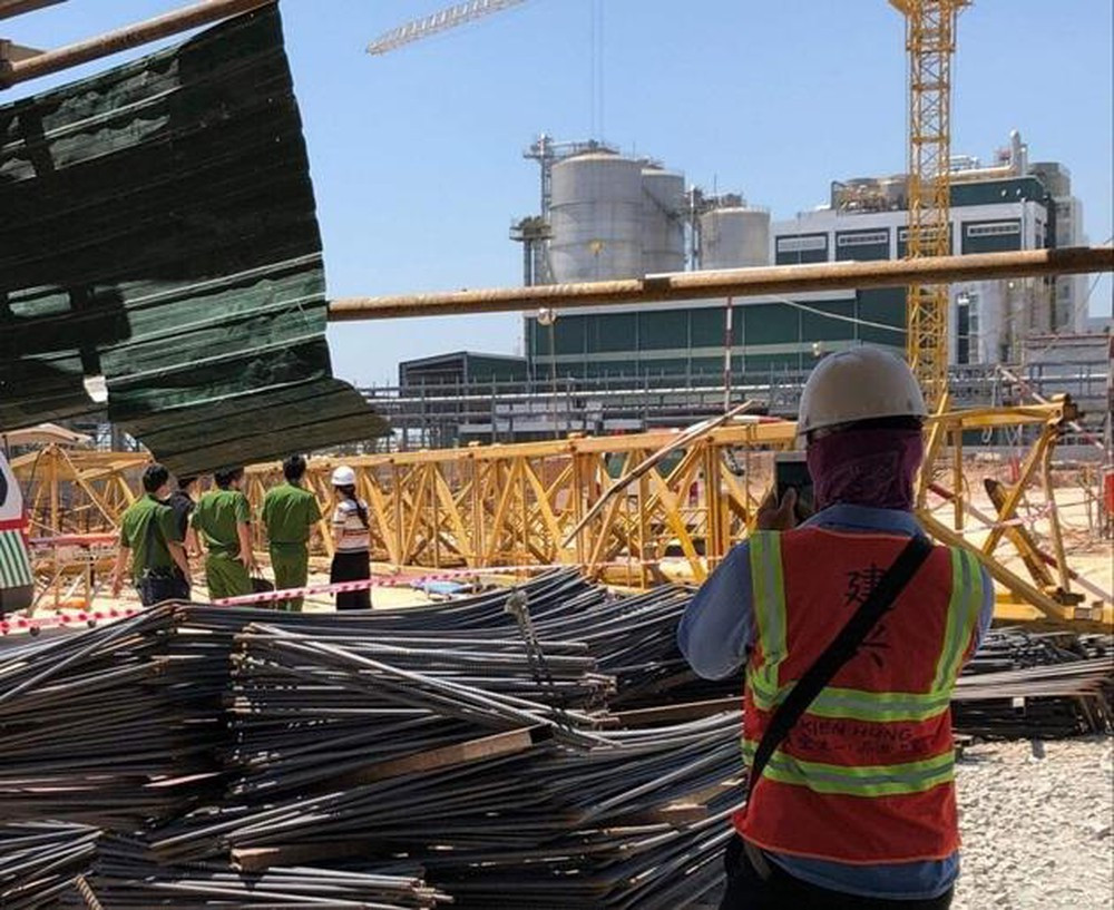 Do vụ tai nạn xảy ra bất ngờ, nhiều người không thể thoát thân. Những người có mặt tại hiện trường lao vào đống đổ nát cứu người nhưng không kịp. Nhân được tin báo, lực lượng y tế huyện Bàu Bàng lập tức cử đội ngũ y, bác sĩ đến hiện trường.