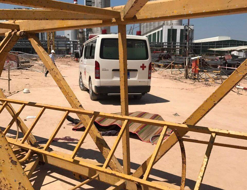 Công an huyện Bàu Bàng cho biết, danh tính các nạn nhân tử vong gồm Đặng Văn Gấm (34 tuổi), Đặng Văn Thắng (23 tuổi, cùng quê tỉnh Kiên Giang) và K’Sơn (24 tuổi, quê tỉnh Lâm Đồng). Ngoài ra còn 2 người bị thương là anh K’Sản (28 tuổi, quê tỉnh Lâm Đồng) và ông Nguyễn Anh Bảo (45 tuổi, ngụ tỉnh Bình Dương).