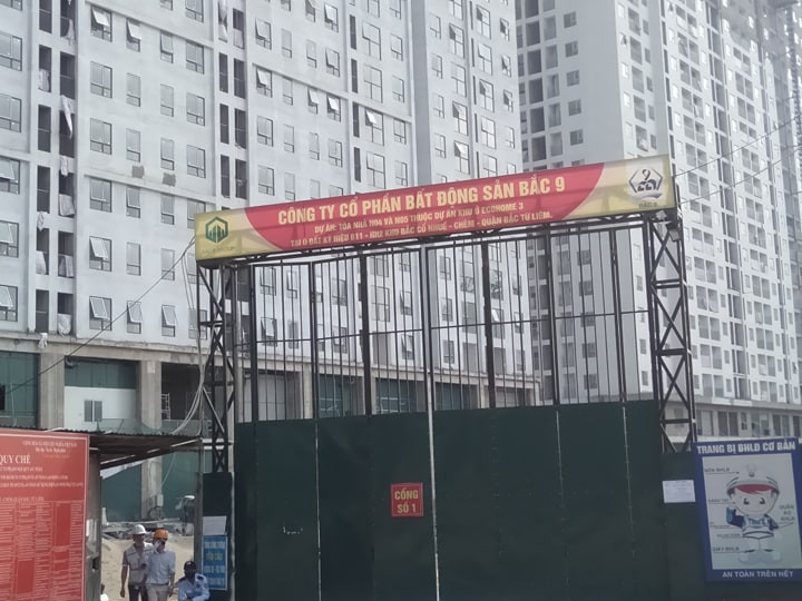  1 người tử vong tại công trường Dự án Khu nhà ở Ecohome 3: Theo thông tin ban đầu mà PV nắm được, ngày 7/5, một công nhân đã tử vong trong quá trình làm việc tại công trình Nhà ở xã hội N04 nằm trên địa bàn phường Đông Ngạc, quận Bắc Từ Liêm, Hà Nội thuộc Dự án Khu nhà ở Ecohome 3 do Công ty cổ phần đầu tư Bất động sản Bắc 9 làm chủ đầu tư.