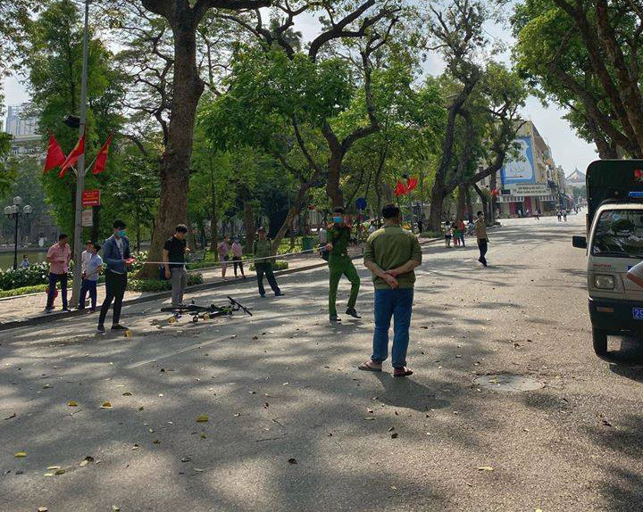 Ha Noi: Thieu nien di xe dap tong cu ba nguy kich o pho di bo