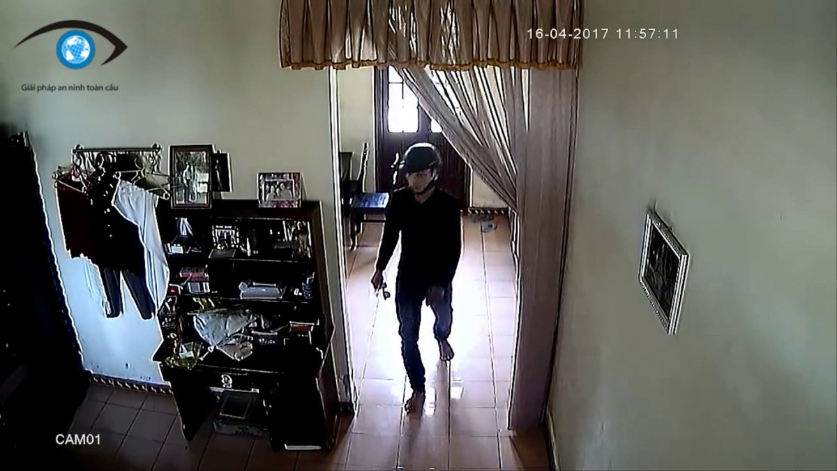 Đối tượng quan sát xung quanh trước khi tiến đến camera an ninh gắn ở góc phòng để chỉnh sửa với mục đích hướng máy sang nơi khác. Tuy nhiên, khi chỉnh sửa, "đạo chích" này đã vô tình chĩa thẳng ống kính vào mặt mình, hình ảnh nhận diện vì thế càng rõ ràng. (Ảnh minh họa).