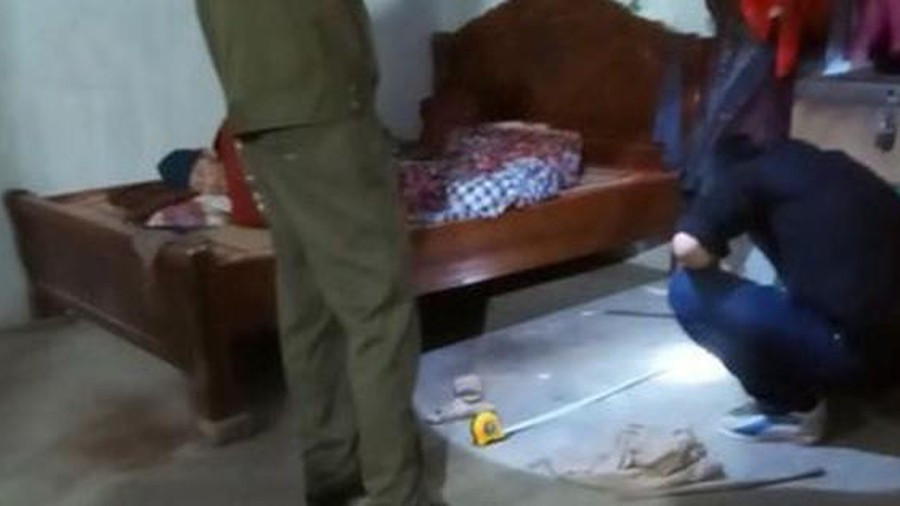 Khi Rót đang thực hiện hành vi đồi bại thì chị T. tỉnh giấc chống trả. Chị T. cắn đứt một phần lưỡi của tên trộm. Rót bỏ chạy về nhà lẩn trốn thì bị Công an huyện Cầu Kè bắt giữ. Tại cơ quan Công an, Rót thừa nhận toàn bộ hành vi phạm tội. (Ảnh minh họa).