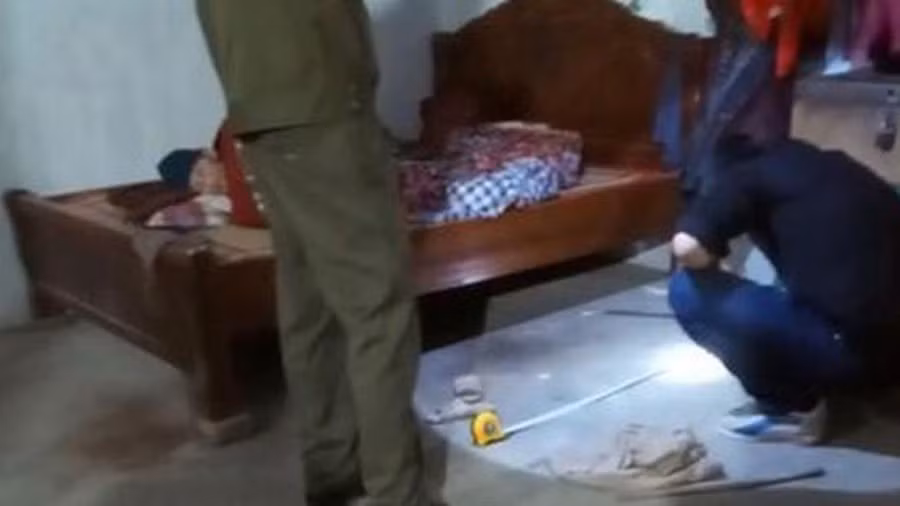 Khi Rót đang thực hiện hành vi đồi bại thì chị T. tỉnh giấc chống trả. Chị T. cắn đứt một phần lưỡi của tên trộm. Rót bỏ chạy về nhà lẩn trốn thì bị Công an huyện Cầu Kè bắt giữ. Tại cơ quan Công an, Rót thừa nhận toàn bộ hành vi phạm tội. (Ảnh minh họa).