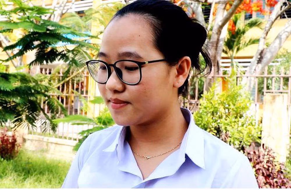  Trộm khoắng nhiều tài sản, để lại thẻ dự thi cho nữ sinh: Sáng 25/6/2019, em Nguyễn Thị Quỳnh Anh – học sinh lớp 12/6 Trường THPT Trần Cao Vân (ngụ phường An Mỹ, TP Tam Kỳ, Quảng Nam) thi môn đầu tiên kỳ thi THPT, đêm hôm trước, em bị trộm lấy cắp ví tiền nhưng rất may "hắn" để lại giấy tờ liên quan đến việc thi cử.