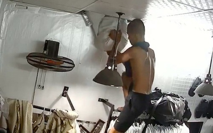  Đi ăn trộm nhưng “lỡ tay” chỉnh camera ngay thẳng mặt: Sự việc xảy ra tại một cửa hàng quần áo ở thành phố Vinh (tnh Nghệ An) vào lúc 2h ngày 13/8/2017. Dữ liệu trên camera an ninh trong cửa hàng cho thấy, vào thời điểm trên, một người đàn ông đầu trọc, cởi trần, mang theo áo phông và chiếc bật lửa gas đột nhập cửa hàng.