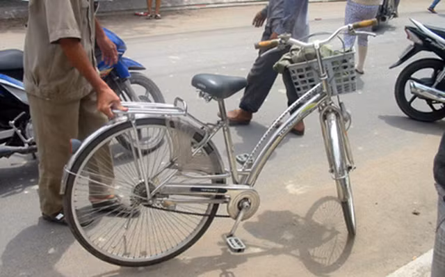  Ăn trộm xe đạp, bỏ quên xe máy tại hiện trường: Nguyễn Văn Lợi (trú đường Đặng Tất, phường An Hòa – Huế) khi đang đi xe máy trên đừơng thì thấy chiếc xe đạp để hớ hênh nên nảy sinh ý đồ ăn trộm.