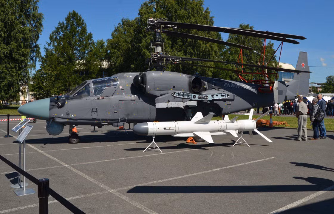 Bởi vì mặc dù có khả năng mang theo tên lửa không đối không nhưng tầm bay, độ cao cũng như tốc độ của trực thăng tấn công Ka-52 đều tỏ ra không phù hợp cho nhiệm vụ này.