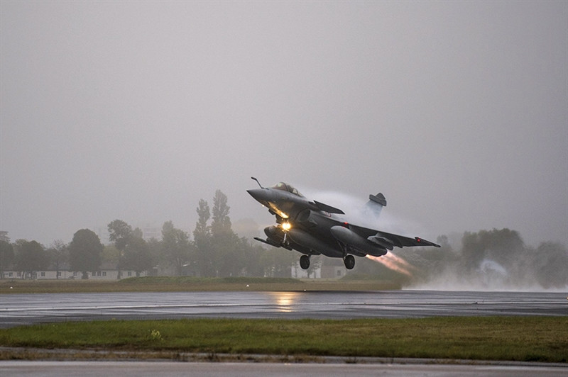 Nếu sớm được tiếp nhận số tên lửa đối không tầm xa này, Rafale Ấn Độ có loại vũ khí có thể đánh bại bất kỳ tiêm kích tối tân nào dù đó là Su-35. "Sát thủ diệt chim sắt" Meteor có tầm bắn tối đa 185 km (so với 150 km của R-77 trên Su-35).