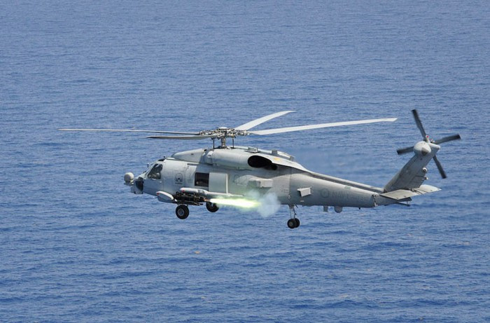 Để cơ động, trực thăng MH-60R được trang bị 2 động cơ turboshaft General Electric T700-GE-401C, công suất 1.890 mã lực/động cơ, tốc độ tối đa 270 km/h, phạm vi hoạt động 834 km.