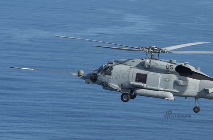 MH-60R được chế tạo với khả năng chịu được hỏa lực nhỏ và đạn nổ mạnh cỡ trung bình. Bình xăng được bọc giáp đề phòng trường hợp bị bắn thủng. Cánh quạt rotor chính có thể chịu được đạn 23 mm.