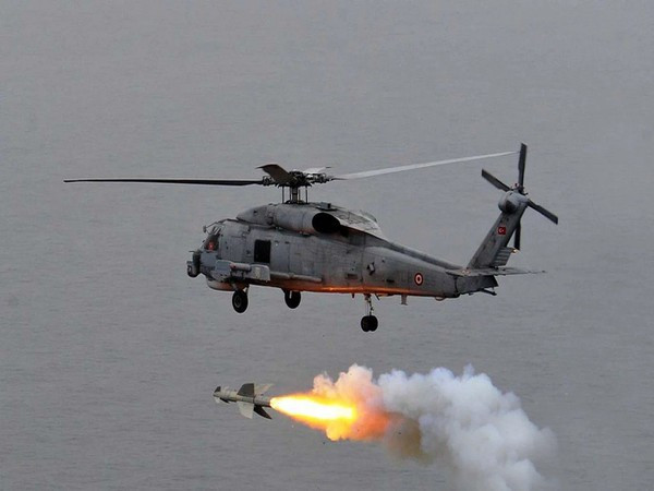 Khả năng vũ trang của MH-60R rất ấn tượng. Nó có thể mang theo 8 tên lửa AGM-114 Hellfire hoặc các tên lửa có tính năng tương đương, ngoài ra còn trang bị 3 ngư lôi hạng nhẹ Mk50 hoặc Mk46, súng máy 7,62 mm bên hông phải để tự vệ.