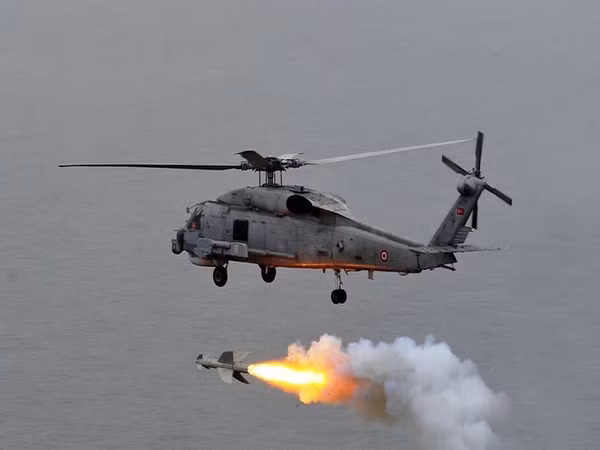 Khả năng vũ trang của MH-60R rất ấn tượng. Nó có thể mang theo 8 tên lửa AGM-114 Hellfire hoặc các tên lửa có tính năng tương đương, ngoài ra còn trang bị 3 ngư lôi hạng nhẹ Mk50 hoặc Mk46, súng máy 7,62 mm bên hông phải để tự vệ.