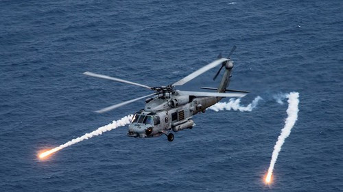 Trực thăng sẽ duy trì trạng thái đứng yên trong quá trình phát sóng tìm tàu ngầm, sau đó sẽ thu hồi dây cáp và thả xuống để tìm kiếm ở khu vực khác.