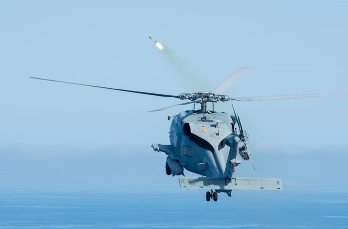 Những phao này khi thả xuống nước sẽ phát sóng dò tìm tàu ngầm và gửi tín hiệu thu được về tàu thông qua liên lạc vệ tinh.