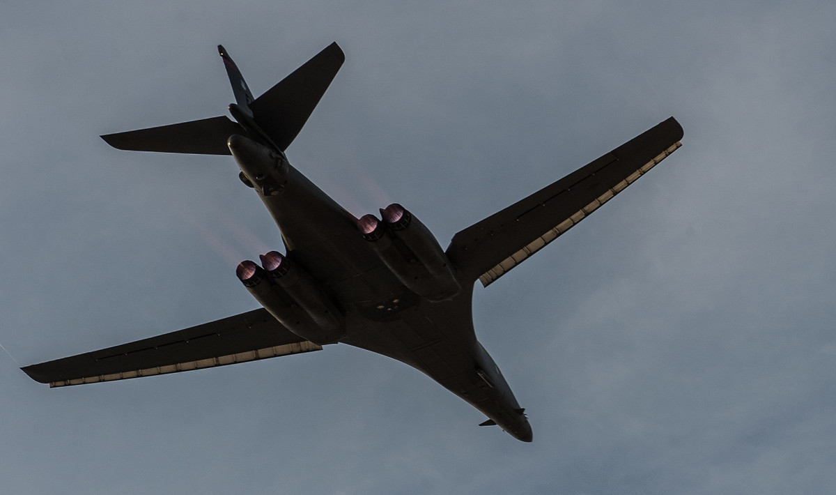 Thay vào đó, cựu Tổng thống Carter chuyển hướng đầu tư vào tên lửa hành trình trang bị cho oanh tạc cơ B-52, tên lửa đạn đạo xuyên lục địa (ICBM) và dự án máy bay ném bom tàng hình B-2 Spirit.