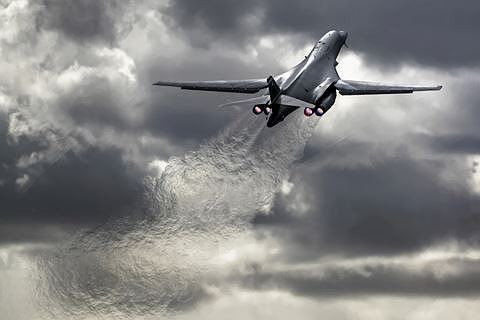 B-1B Lancer có tải trọng cất cánh tối đa 216,4 tấn. Nó có thể mang 57 tấn vũ khí, bao gồm 34 tấn bom ở các khoang chứa trong thân và 23 tấn vũ khí dưới các giá treo bên ngoài.