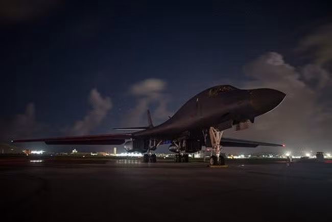 B-1B Lancer có chiều dài 44,5 m, cao 10,4 m, với sải cánh 24 m khi cụp và 42 m khi xòe.