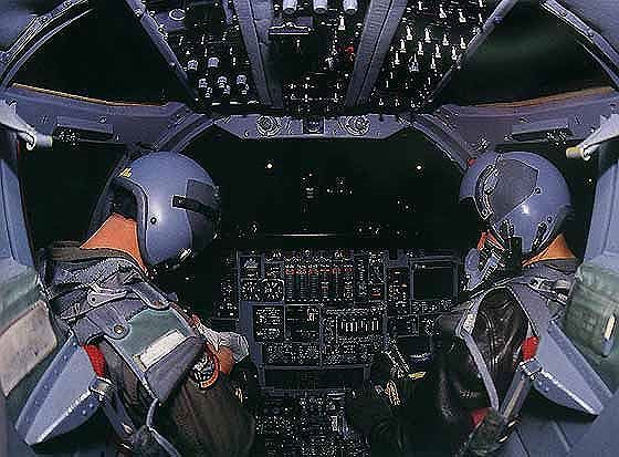 Thiết kế B-1B tối ưu cho nhiệm vụ xâm nhập không phận đối phương ở độ cao nhỏ và ứng dụng nhiều cải tiến để giảm diện tích phản xạ radar.