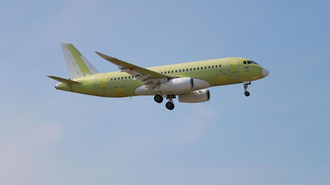 Nhưng dĩ nhiên việc thay thế hoàn toàn các thành phần có yếu tố nước ngoài đòi hỏi đầu tư và thời gian đáng kể, sẽ ảnh hưởng đến khung thời gian thực hiện dự án. Ngoài ra SJ-100 là loại máy bay nhỏ, mọi việc sẽ phức tạp hơn trên những chiếc cỡ lớn như MS-21 hay Il-96-400M.