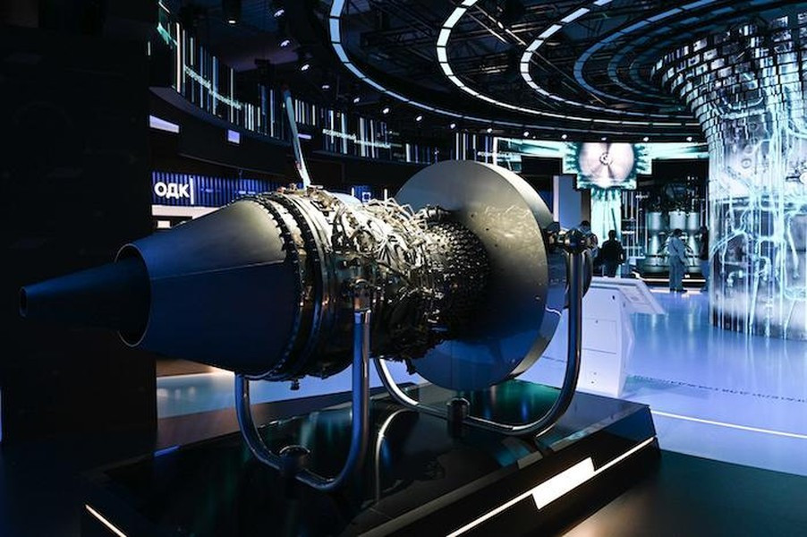 Cần nhắc lại, trước đó máy bay SJ-100 được trang bị động cơ PowerJet SaM146, sản phẩm này được phát triển bởi liên doanh giữa công ty Safran của Pháp và NPO Saturn của Nga. Nhưng sau khi đối tác Pháp rút lui vì hiệu lực các lệnh trừng phạt, ngành hàng không Nga đã "đặt cược" vào việc chế tạo một loại máy bay chở khách hoàn toàn nội địa, bao gồm cả động cơ.