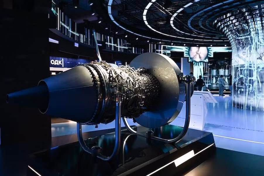 Cần nhắc lại, trước đó máy bay SJ-100 được trang bị động cơ PowerJet SaM146, sản phẩm này được phát triển bởi liên doanh giữa công ty Safran của Pháp và NPO Saturn của Nga. Nhưng sau khi đối tác Pháp rút lui vì hiệu lực các lệnh trừng phạt, ngành hàng không Nga đã "đặt cược" vào việc chế tạo một loại máy bay chở khách hoàn toàn nội địa, bao gồm cả động cơ.