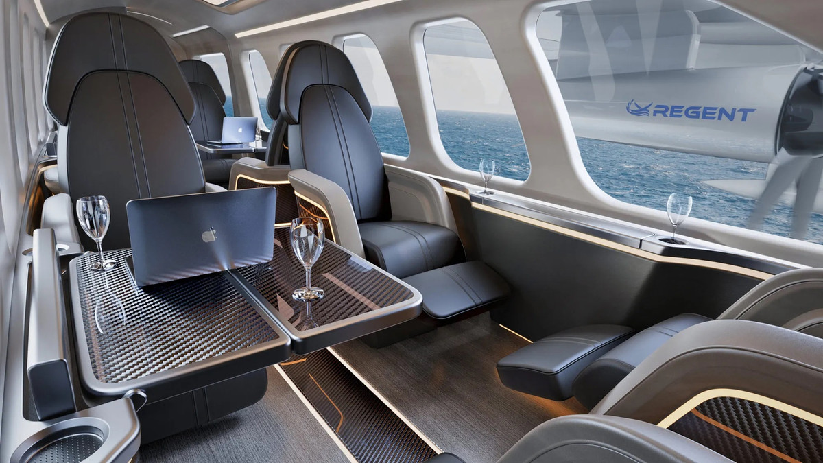 Khoang hành khách bên trong cực kỳ rộng rãi, sang trọng, các hành khách có thể tận hưởng cảm giác lướt đi trên biển nhưng không hề chòng chành. Phiên tiện lai này có thể di chuyển cách mặt nước 9-18m.