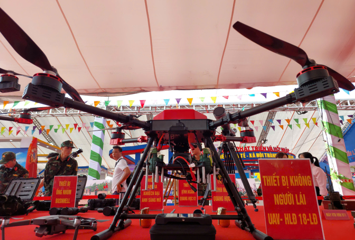 Nổi bật tại giữa gian trưng bày trong nhà là thiết bị bay không người lái sản xuất trong nước có tên là UAV-HLĐ 18-LĐ.