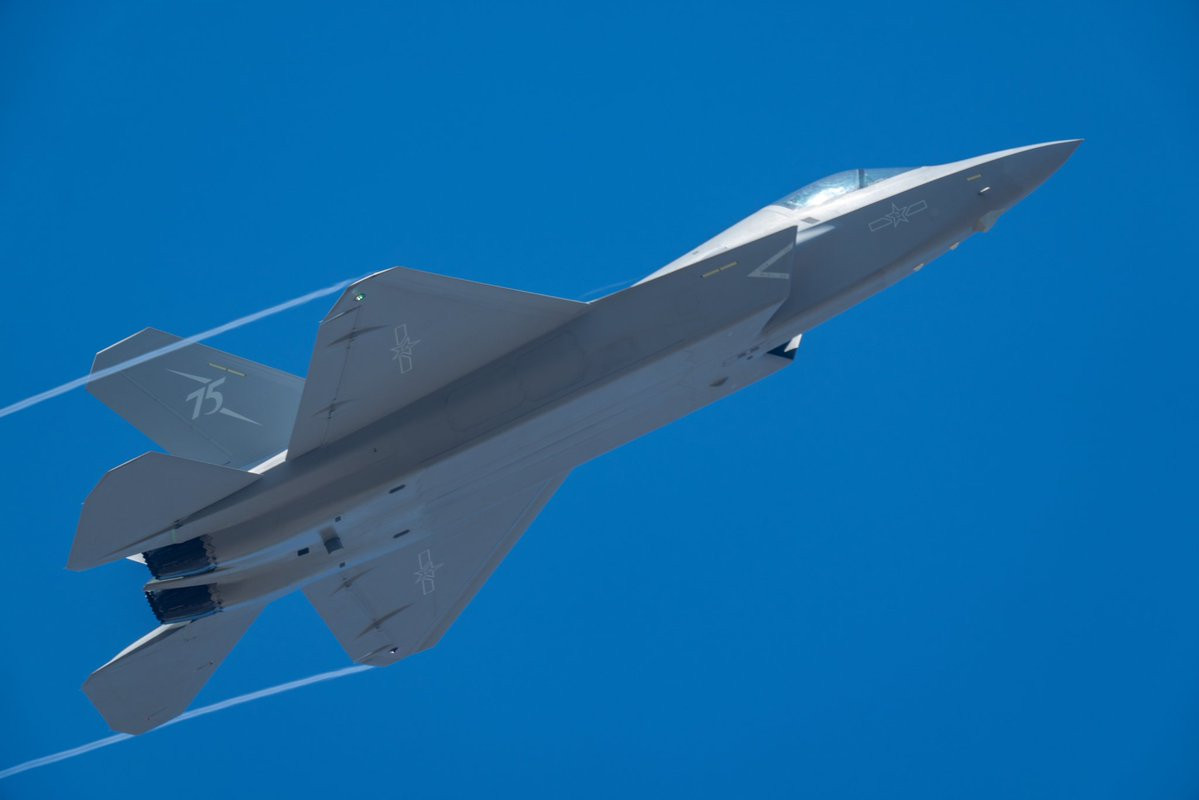 Giáo sư Jiang Qian, trưởng nhóm nghiên cứucho biết đã khắc trực tiếp các hình học hấp thụ radar vào kết cấu của vải RAM. Lớp nền được làm từ sợi thạch anh, trong khi sợi thép không gỉ được sử dụng để tạo ra các mạch cộng hưởng, giúp chuyển đổi năng lượng sóng radar thành nhiệt và tiêu tán.