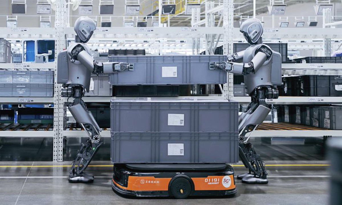 Các robot này làm việc theo nhóm để thực hiện những nhiệm vụ phức tạp như nâng hộp nặng, xử lý vật liệu mềm và hỗ trợ vận chuyển trong nhiều khu vực khác nhau của nhà máy.