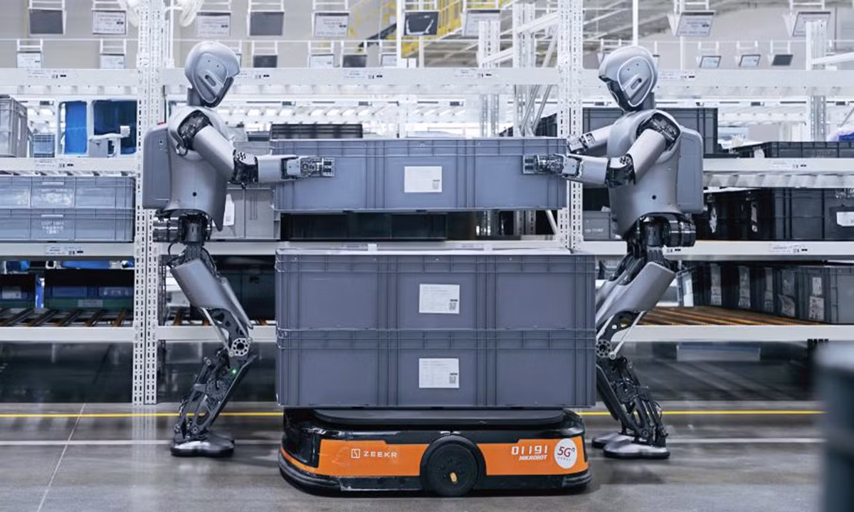 Các robot này làm việc theo nhóm để thực hiện những nhiệm vụ phức tạp như nâng hộp nặng, xử lý vật liệu mềm và hỗ trợ vận chuyển trong nhiều khu vực khác nhau của nhà máy.