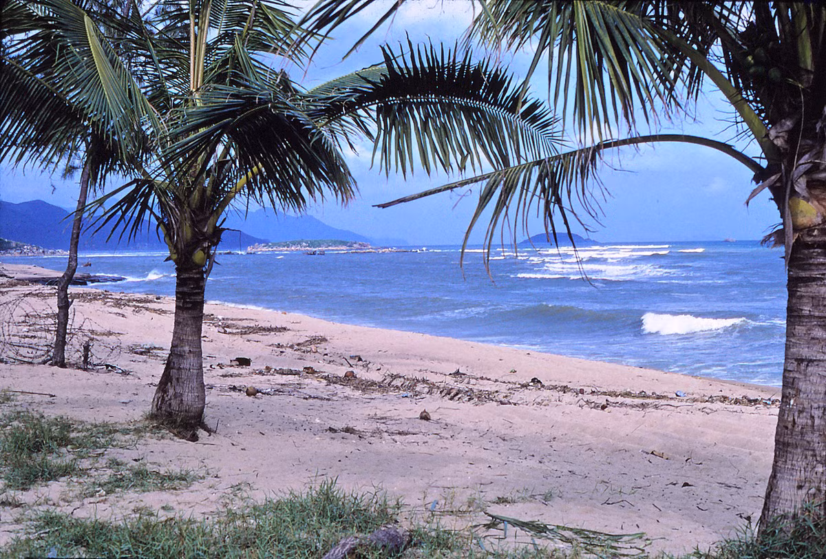 Một bãi biển hoang vắng không bóng người. Ảnh: Jack McCabe.