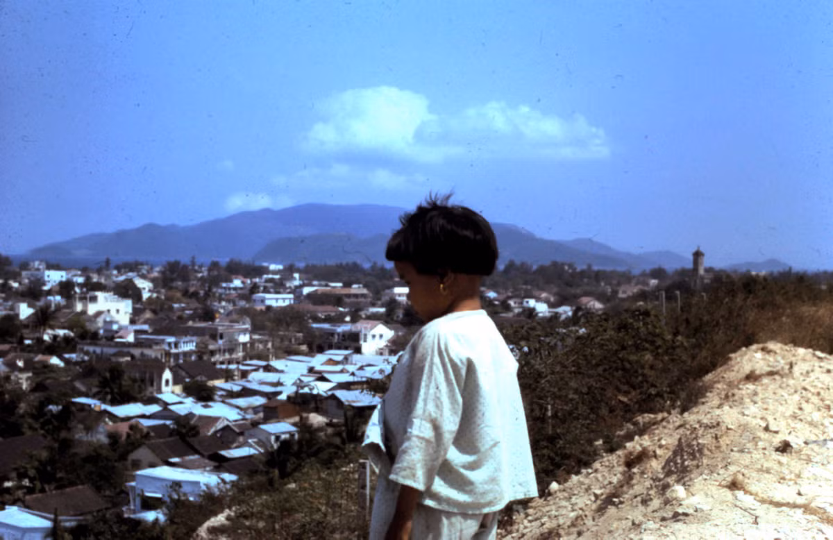 Em bé trên đồi Trại Thủy. Ảnh: Jack McCabe.