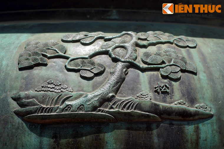 Dụ đỉnh, chiếc đỉnh thứ tám trong Cửu Đỉnh có hình tượng "Tùng" là cây tùng hay cây thông, loài cây lá kim tượng trưng cho sự trường tồn, vỉnh cửu theo quan niệm Á Đông. Gỗ thông/tùng có độ thẩm mĩ cao, được dùng nhiều trong nội thất nhà gỗ hiện đại.