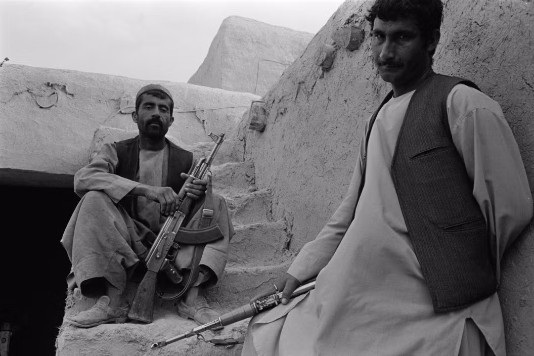 Hai nông dân đào thoát khỏi nhóm Hồi giáo cực đoan Mujahidin được chính quyền cấp vũ khí khi gia nhập lực lượng tự vệ địa phương ở làng Ghol Mohamad, vùng Jauzjan-Balkh. Thời điểm này, cuộc chiến với Mujahidin đang diễn ra rất ác liệt. Ảnh: A. Abbas/ Magnum Photos.