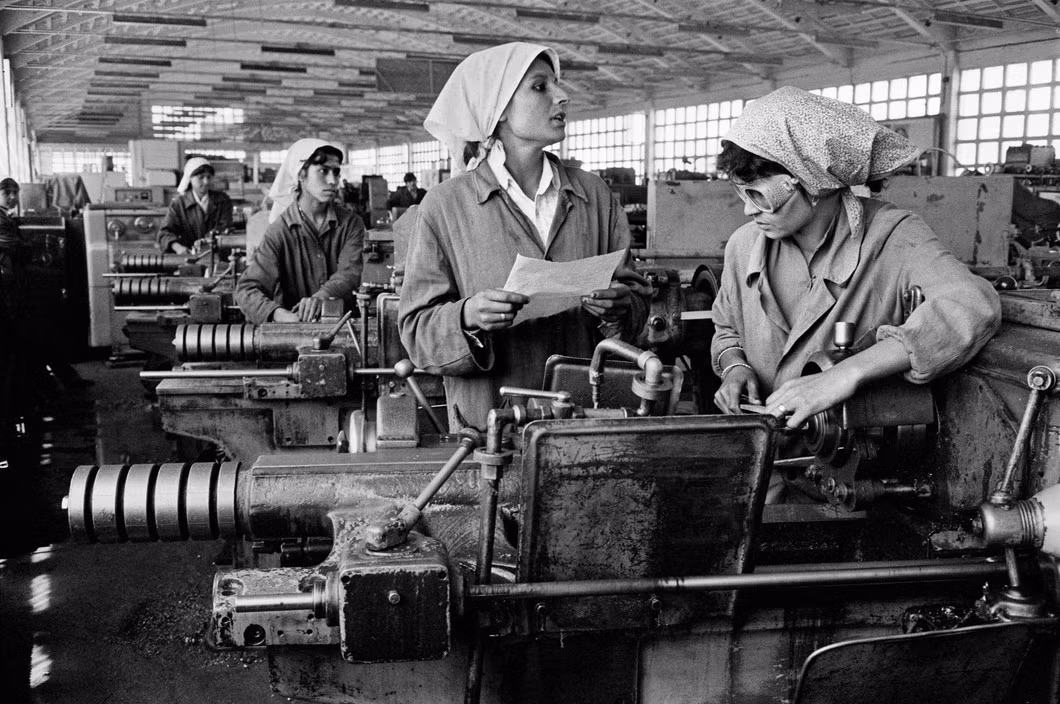 Nữ công nhân làm việc trong nhà máy cơ khí Jangalak. Ảnh: A. Abbas/ Magnum Photos.