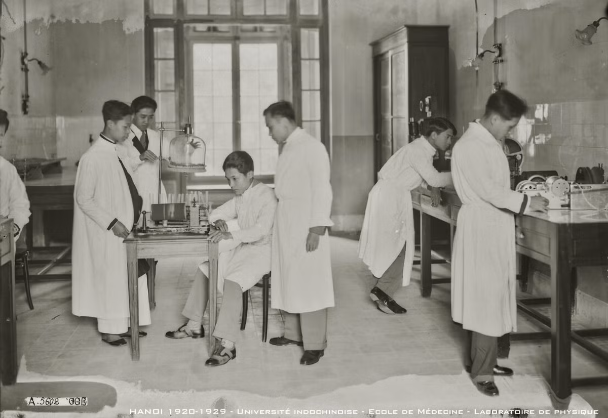 Phòng thí nghiệm vật lý. Ảnh: Manhhai Flickr.