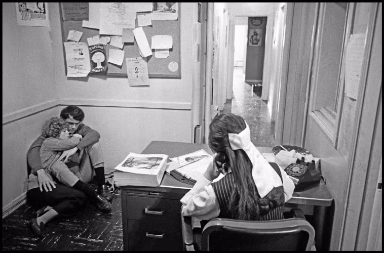 Trong một bệnh xá cộng đồng ở thành phố Los Angeles, nơi nhiều thanh niên Hippie đến tìm sự an ủi tinh thần hoặc trợ giúp y tế, 1969. Ảnh: Dennis Stock/ Magnum Photos.