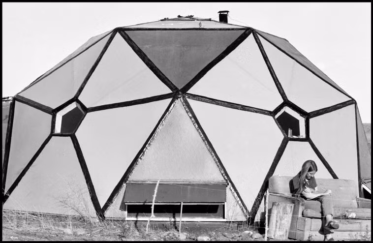 Ngôi nhà hình thù lạ mắt tại một công xã mang tên "Thành phố bị bỏ rơi", nơi tập trung khá nhiều nghệ sĩ Hippie ở Colorado, Mỹ năm 1969. Ảnh: Dennis Stock/ Magnum Photos.