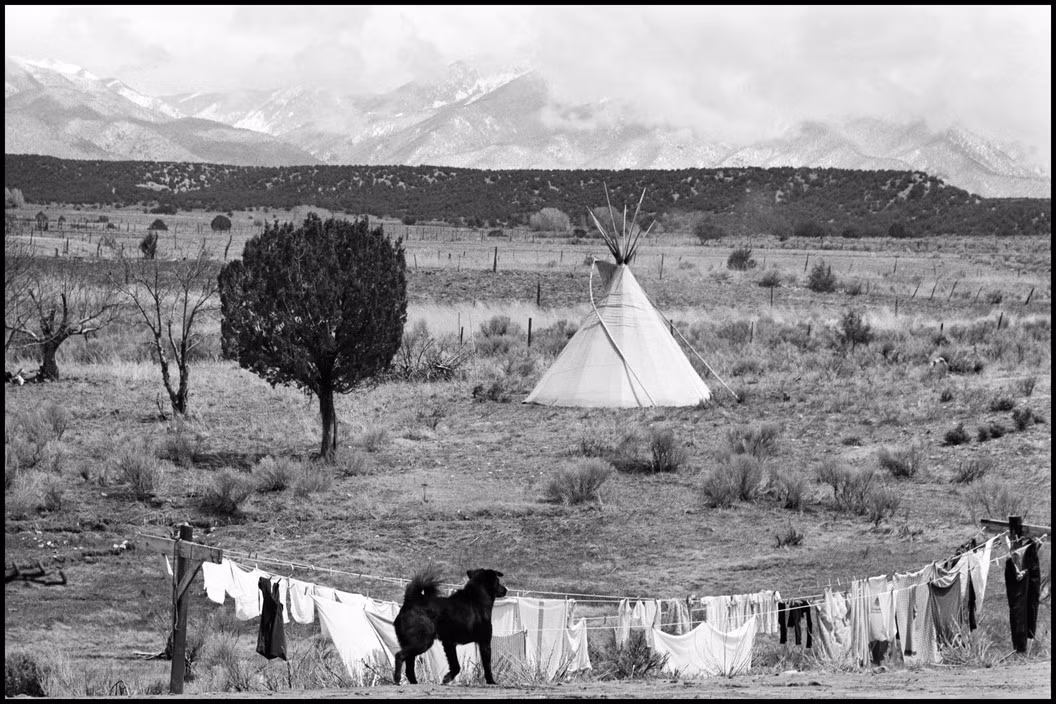Túp lều kiểu thổ dân bản địa tại công xã New Buffalo ở bang New Mexico, 1969. Ảnh: Dennis Stock/ Magnum Photos.