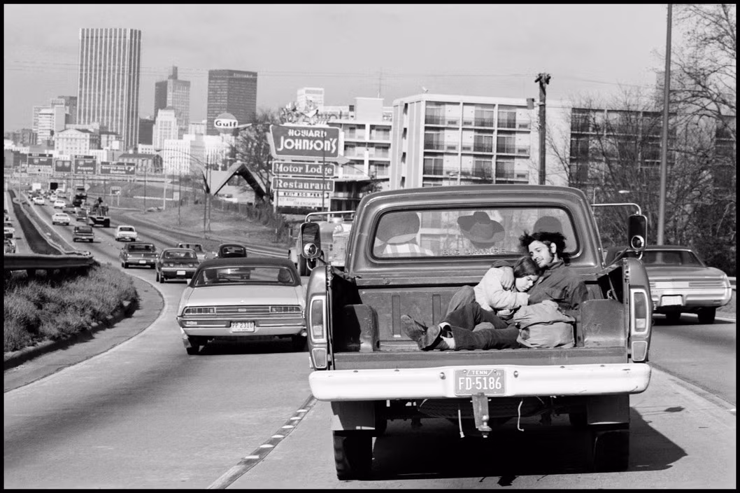 Một cặp đôi Hippie ngồi sau một chiếc ô tô ở Mỹ, 1971. Người theo xu hướng Hippie chủ trương tự do yêu đương và thường không có một nơi ở cố định. Ảnh: Dennis Stock/ Magnum Photos.
