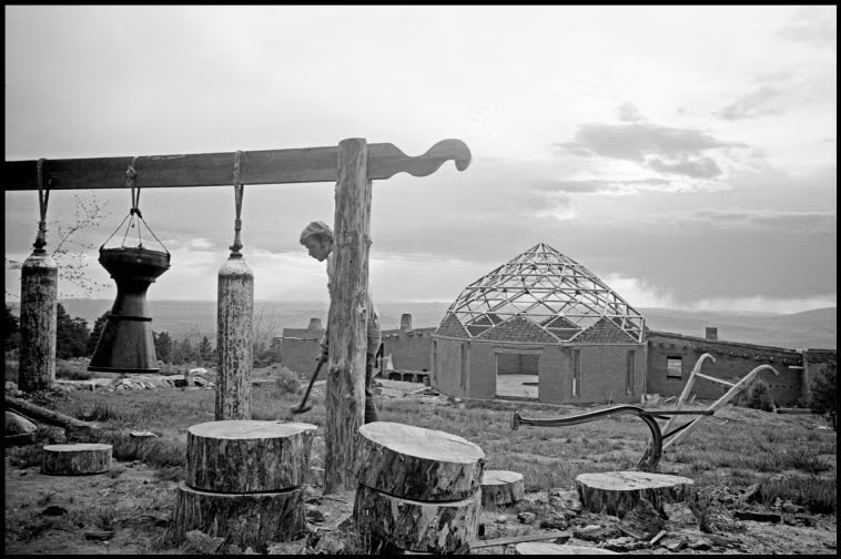 Một thanh niên gõ cồng báo giờ tại công xã Lama Foundation, 1969. Ảnh: Dennis Stock/ Magnum Photos.